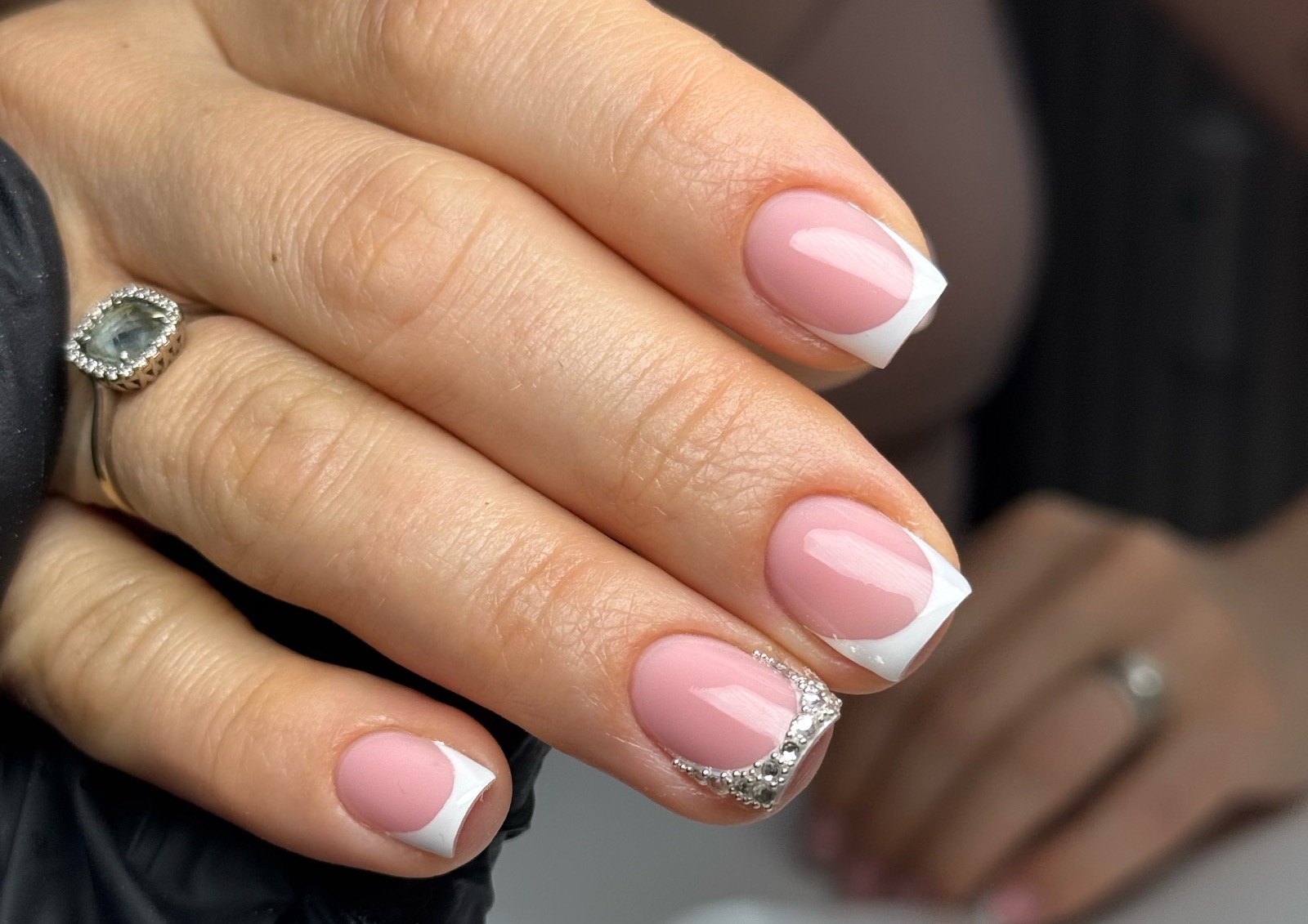 Elegáns épített műköröm a Lumi Nails tatabányai munkái közül